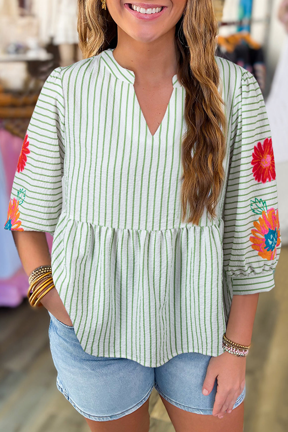 Blusa babydoll con cuello con muesca, mangas abullonadas y flores a rayas verdes