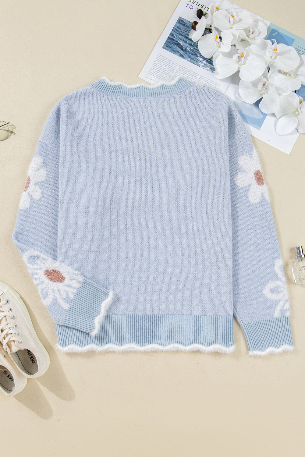 Suéter gris con cuello en V festoneado y flores afelpadas