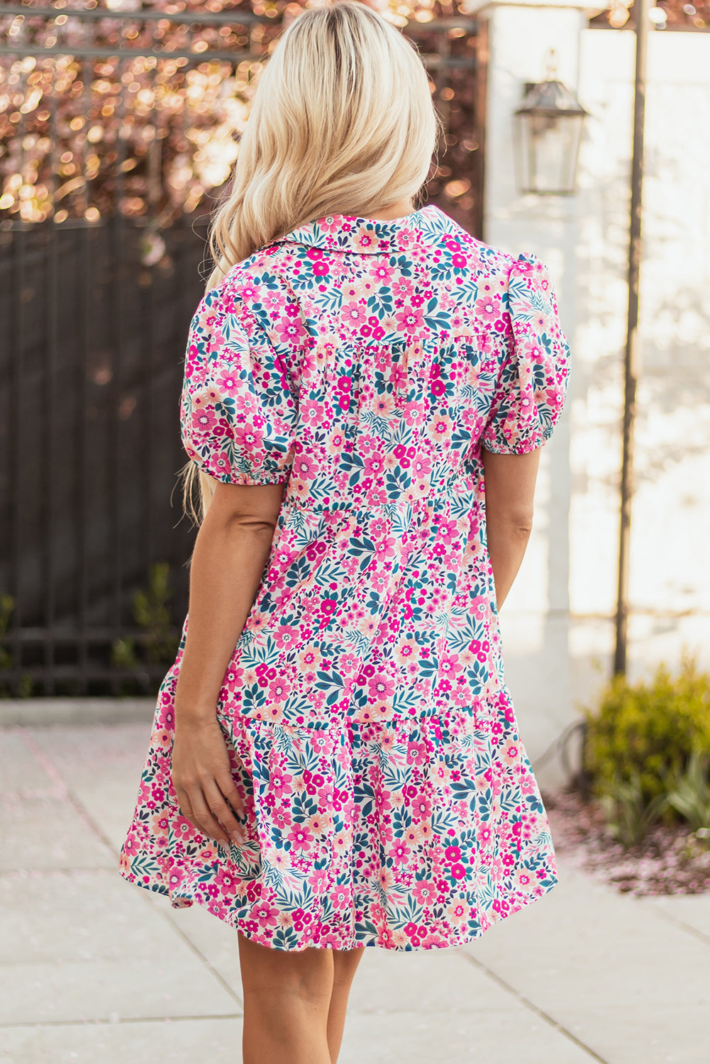 Vestido holgado de manga corta con cuello y media tapeta con flores rosas