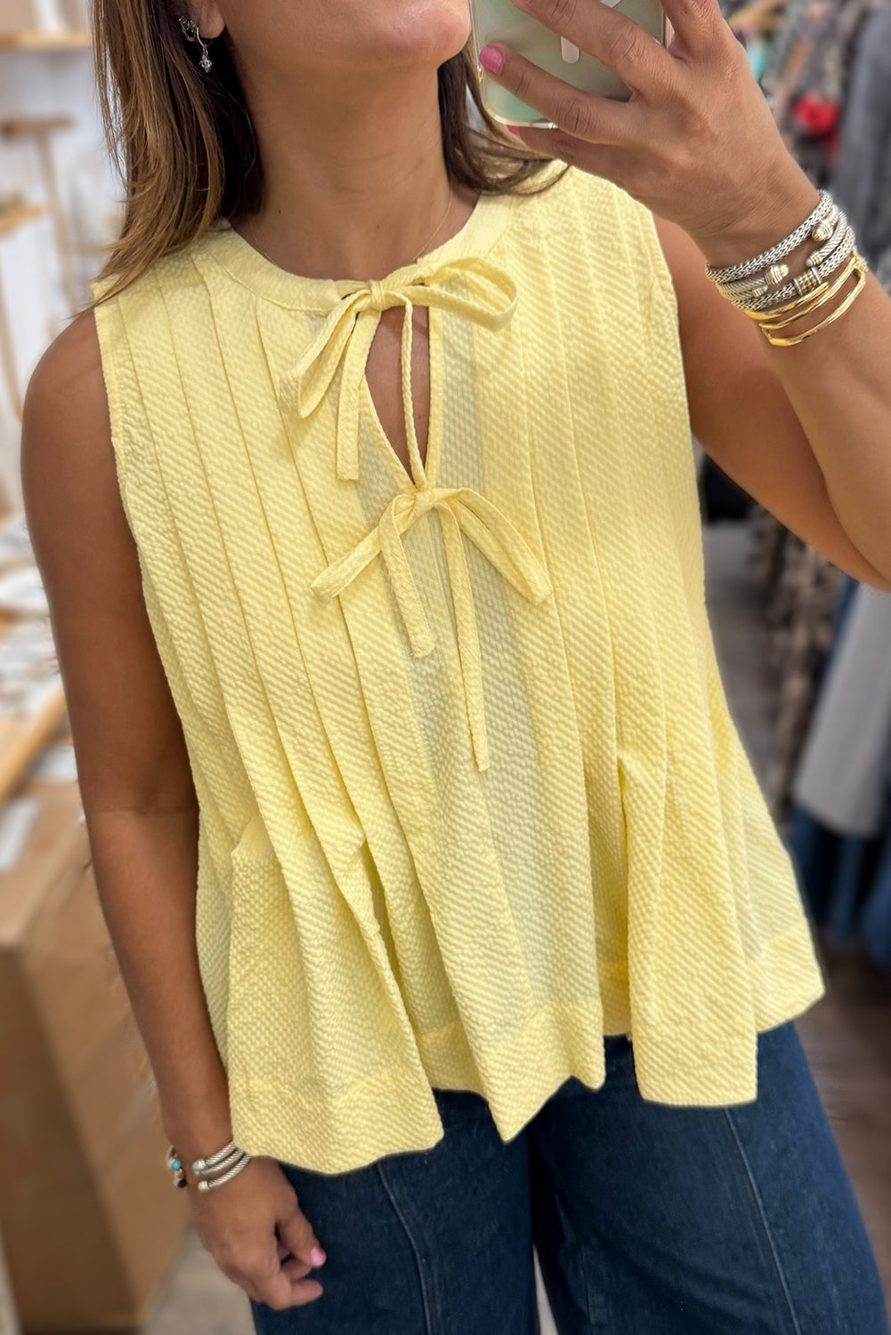 Top plisado con cuello entallado y pajarita color crema amarillo