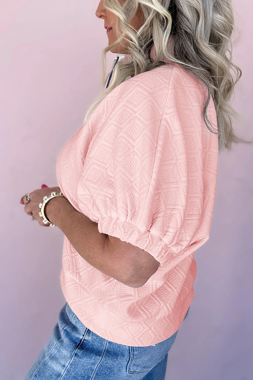 Blusa de media manga con textura de patchwork y cuello a rayas en contraste en rosa claro