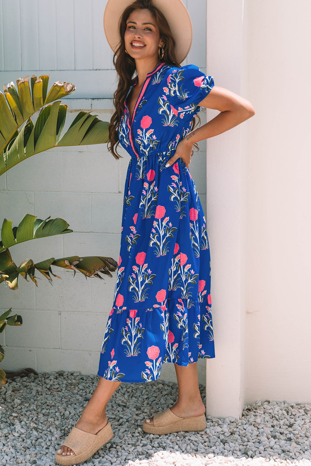 Vestido largo azul cielo con estampado floral, mangas cortas abullonadas, escote en V y cintura alta