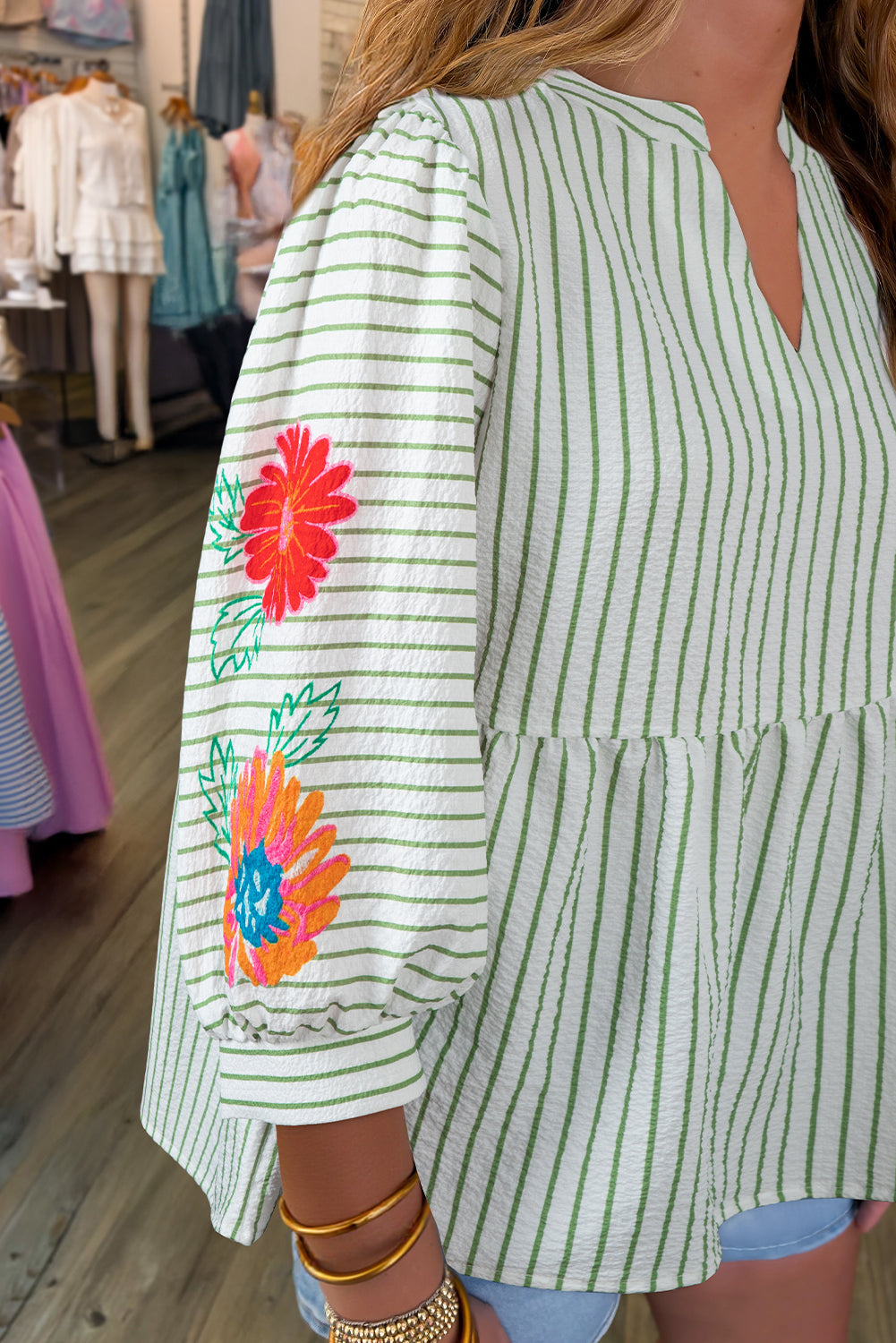 Blusa babydoll con cuello con muesca, mangas abullonadas y flores a rayas verdes