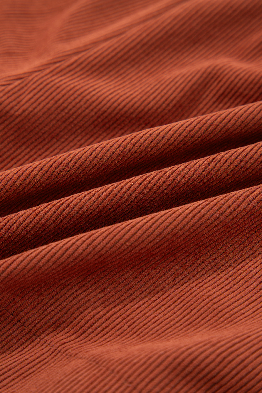 Pantalones cortos de pana de cintura alta con borde festoneado y decoración de botones de arcilla