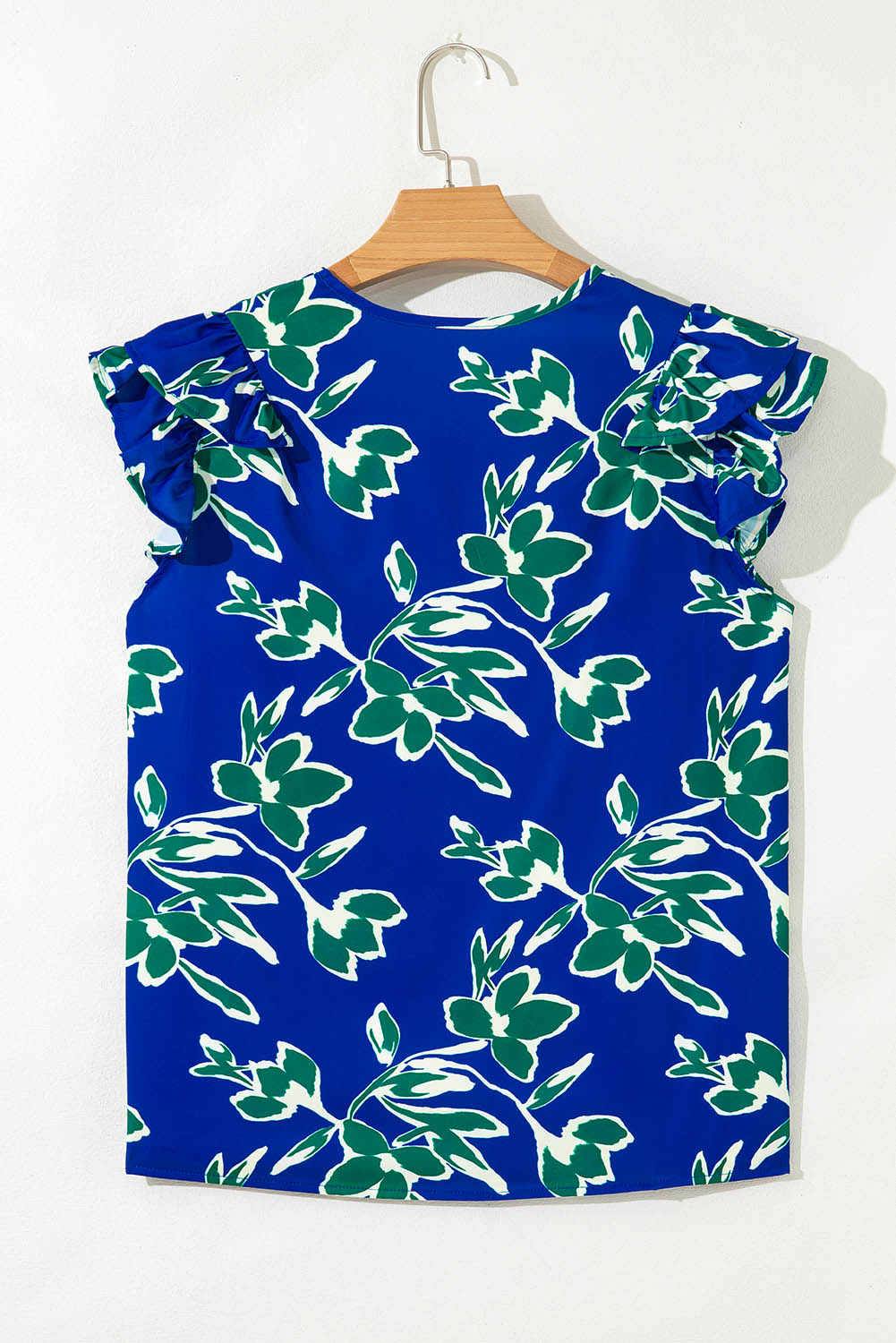 Blusa azul de manga corta con volantes, cuello en V y estampado floral