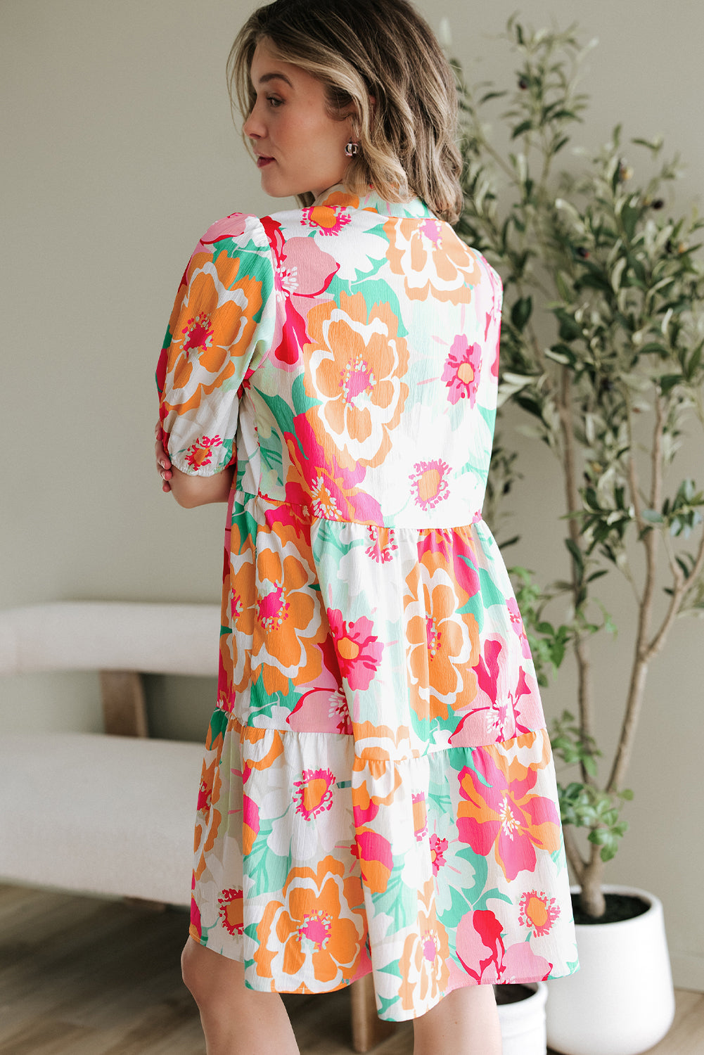 Vestido babydoll con botones, cuello y mangas abullonadas con estampado floral verde