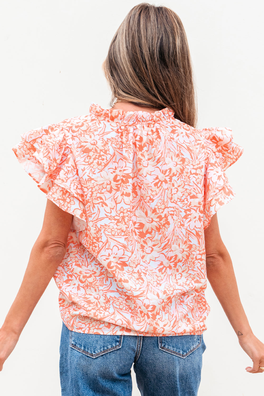 Blusa con cuello abierto, mangas con volantes y flores naranjas