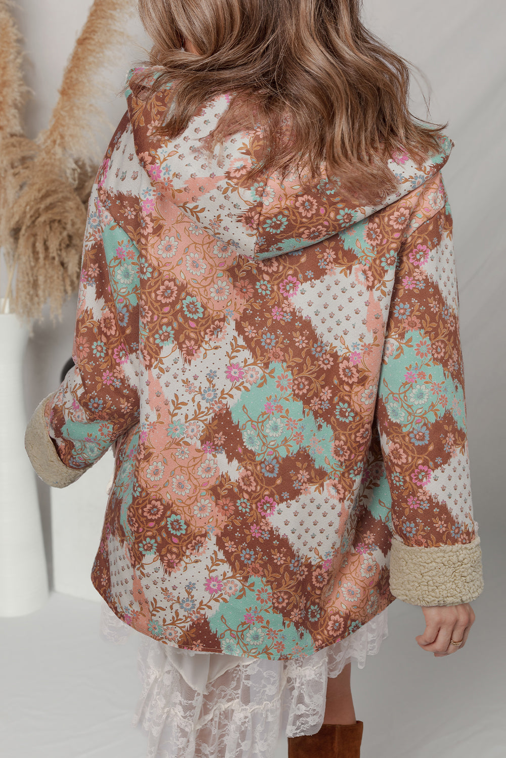 Chaqueta con capucha y forro de sherpa con estampado floral vintage de cachemira en beige