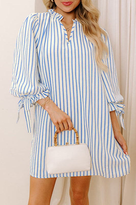 Vestido corto recto con cuello con muescas, mangas con pulsera y nudo de rayas azul cielo