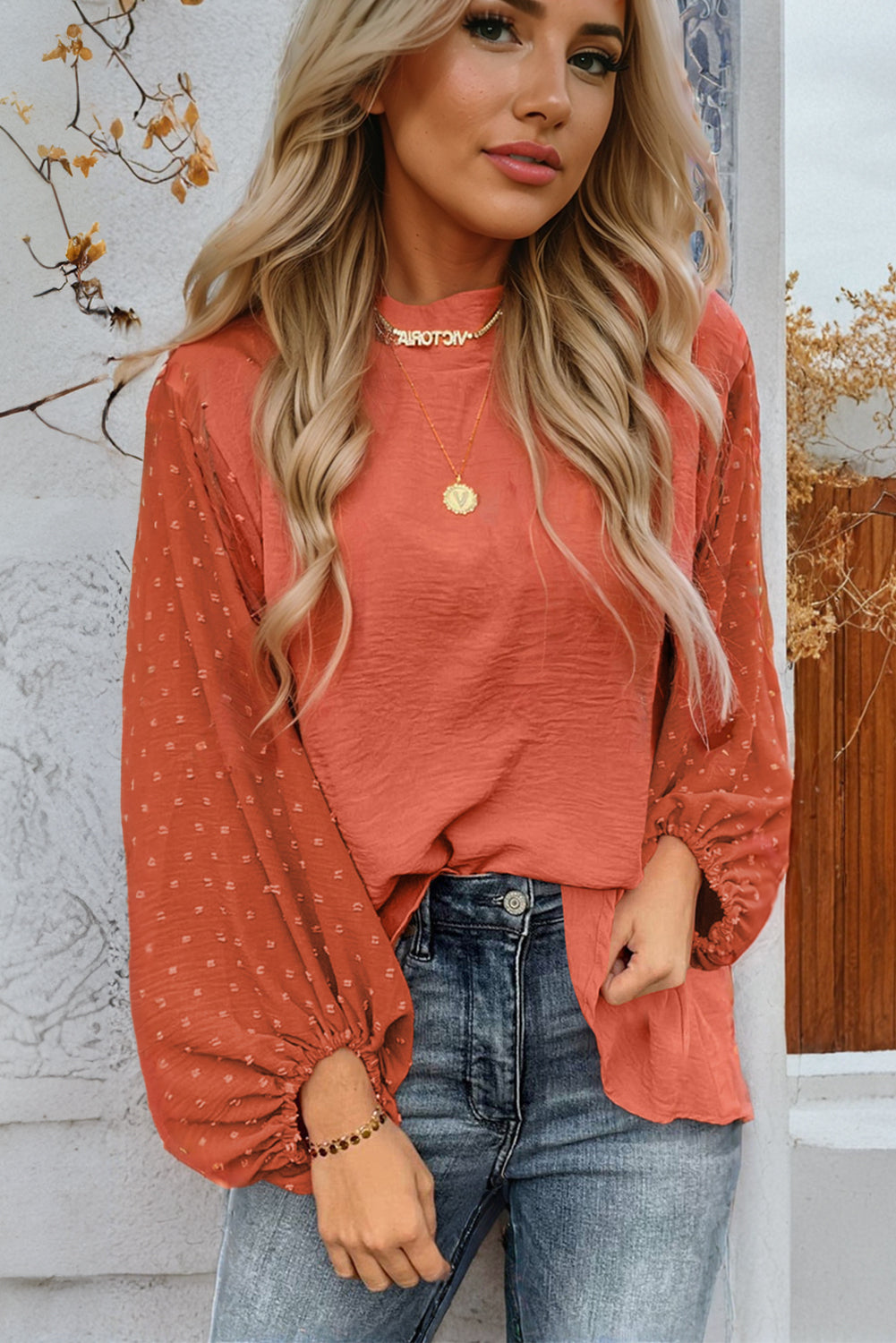 Blusa arrugada con patchwork y mangas abullonadas de lunares suizos de color naranja rojizo