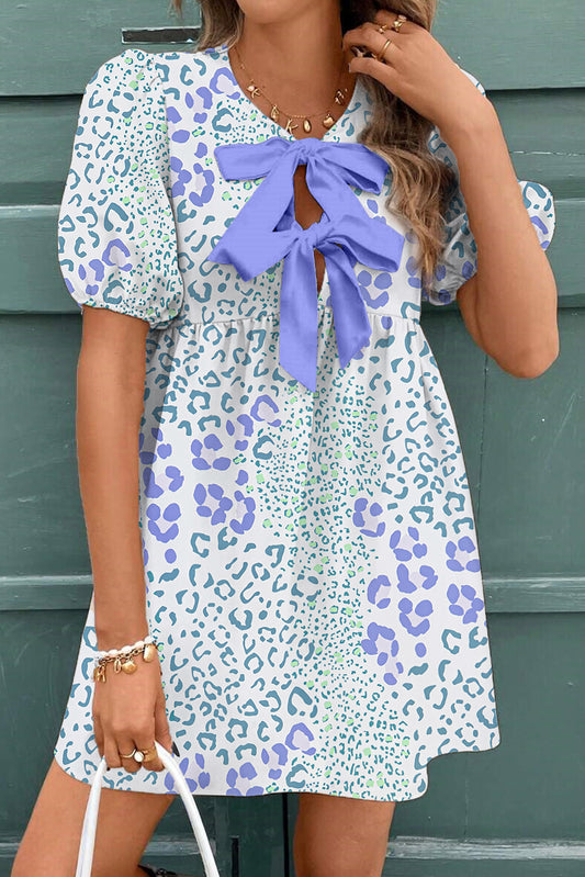 Minivestido azul cielo con mangas abullonadas y lazo en contraste de leopardo