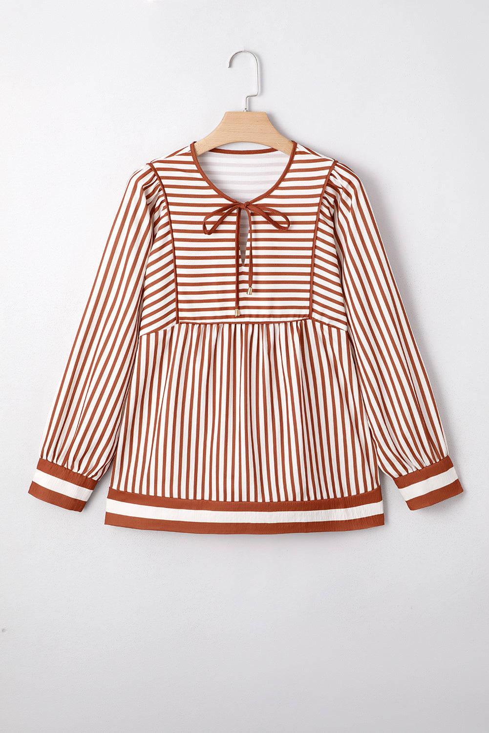Blusa de rayas marrones con cuello en V y cordón ajustable