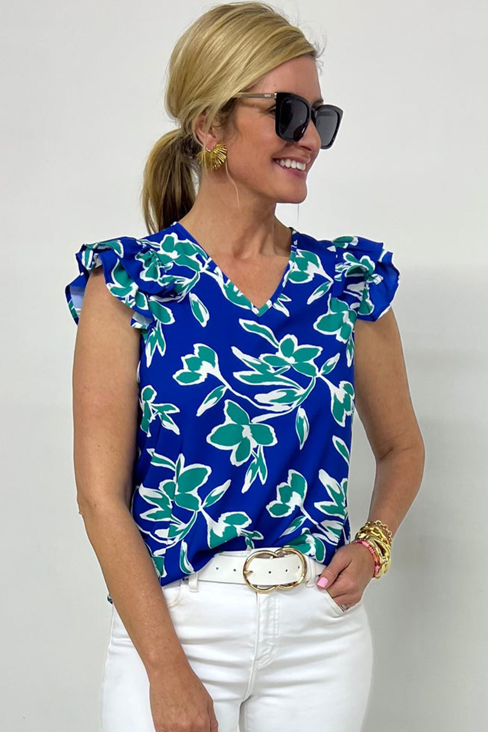 Blusa azul de manga corta con volantes, cuello en V y estampado floral