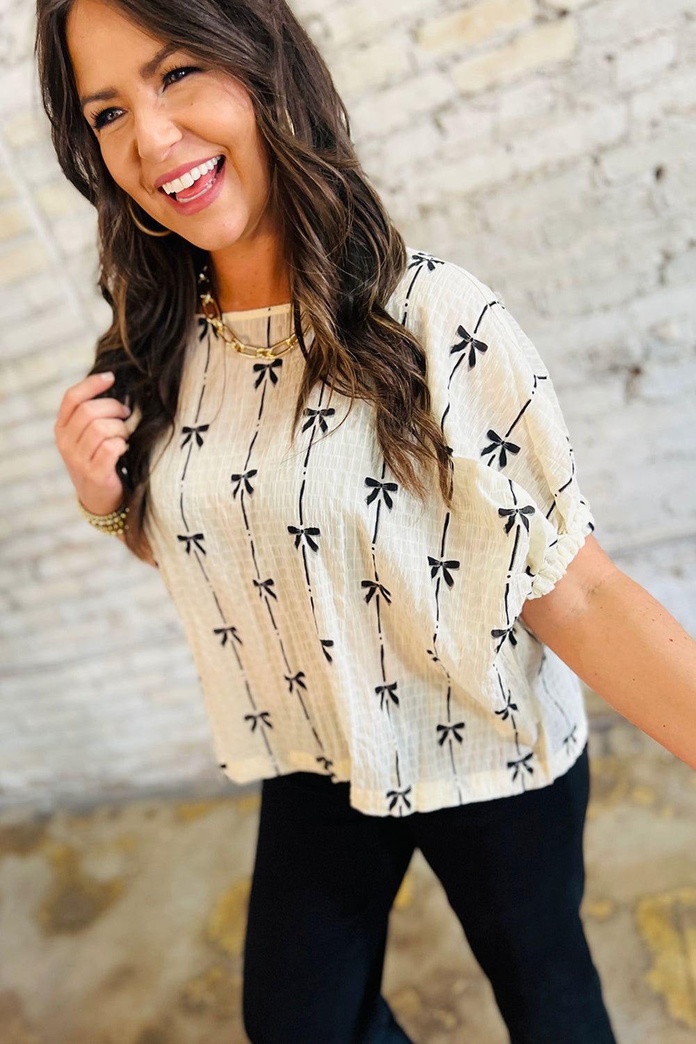 Top de manga corta abullonada con estampado de lazo beige
