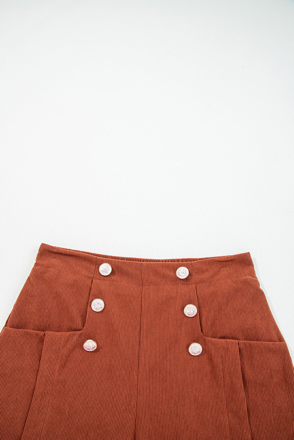 Pantalones cortos de pana de cintura alta con borde festoneado y decoración de botones de arcilla