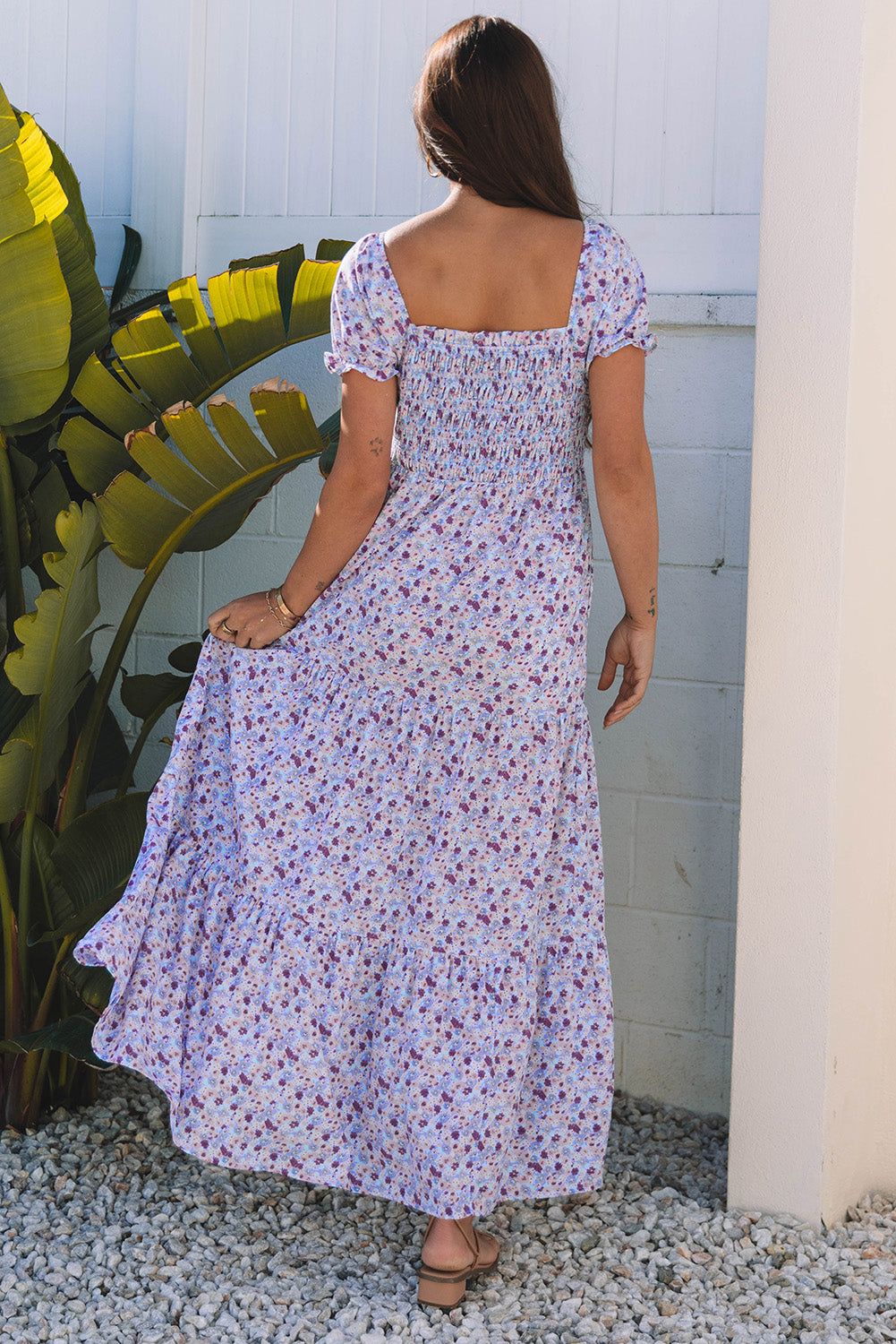 Vestido largo morado con estampado floral, mangas abullonadas cortas, cintura alta y fruncido