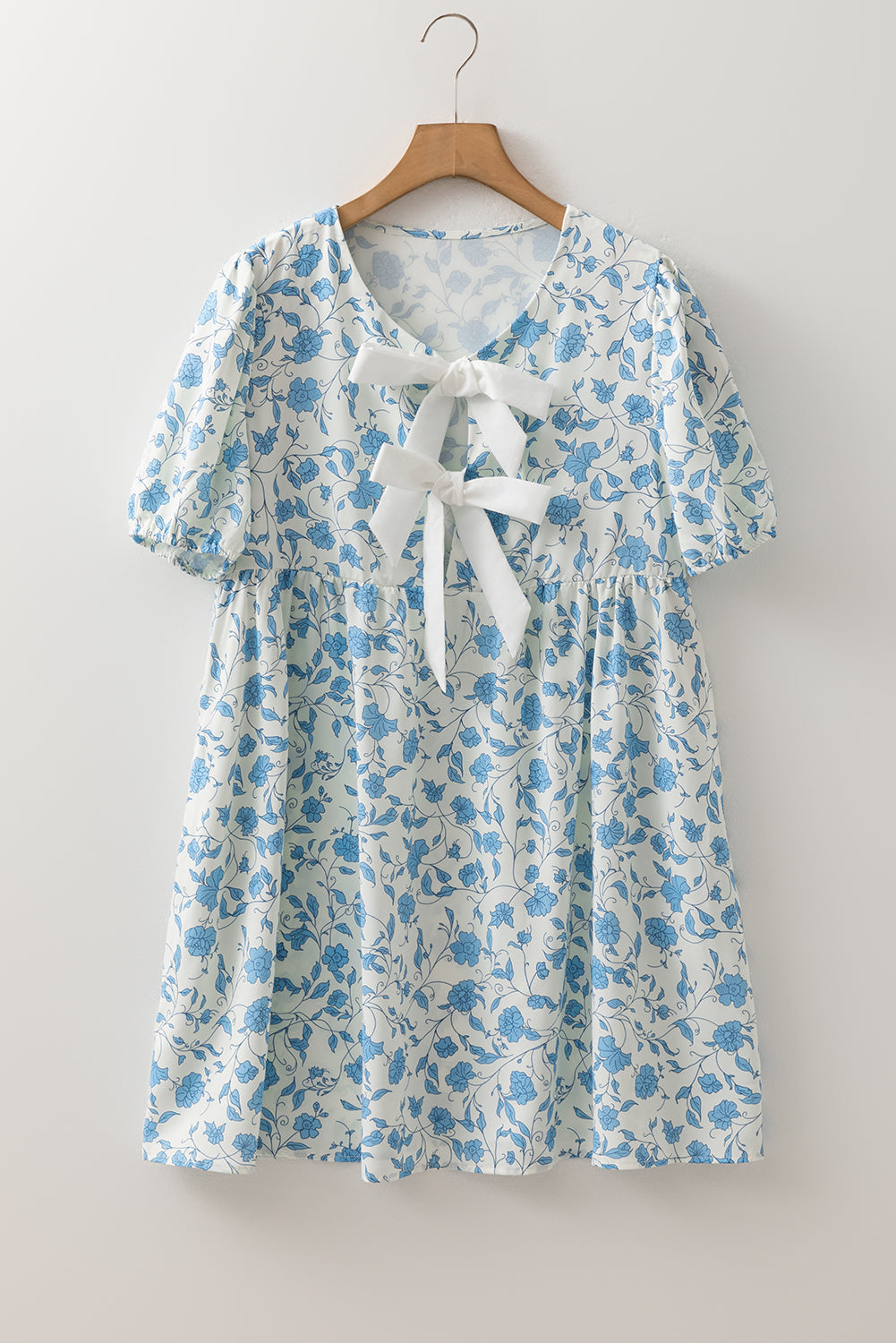 Minivestido azul cielo con mangas abullonadas y lazo en contraste de leopardo