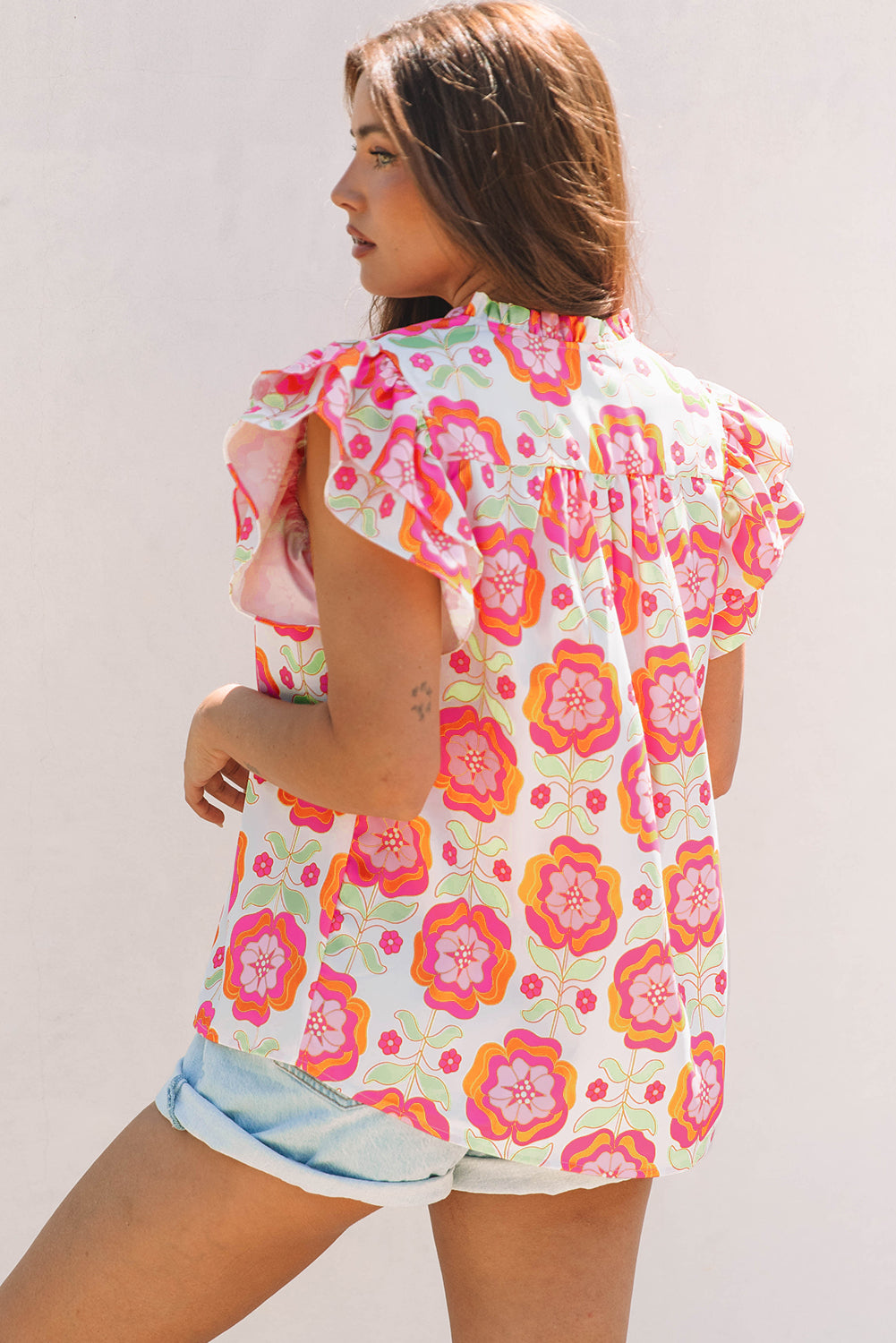 Blusa holgada con cuello dividido, mangas con volantes y ribete de ...