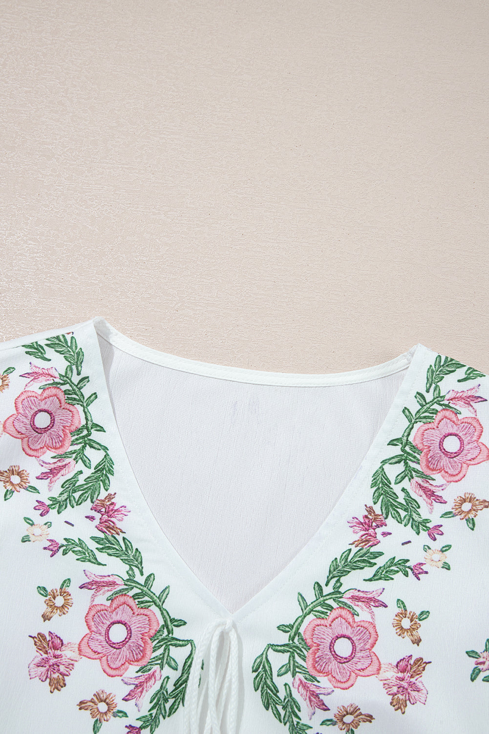 Blusa babydoll holgada con cuello en V y cordones de flores blancas