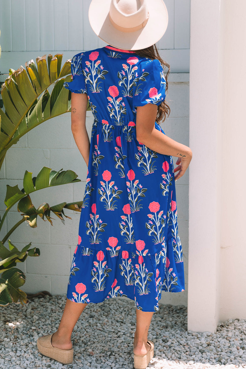 Vestido largo azul cielo con estampado floral, mangas cortas abullonadas, escote en V y cintura alta