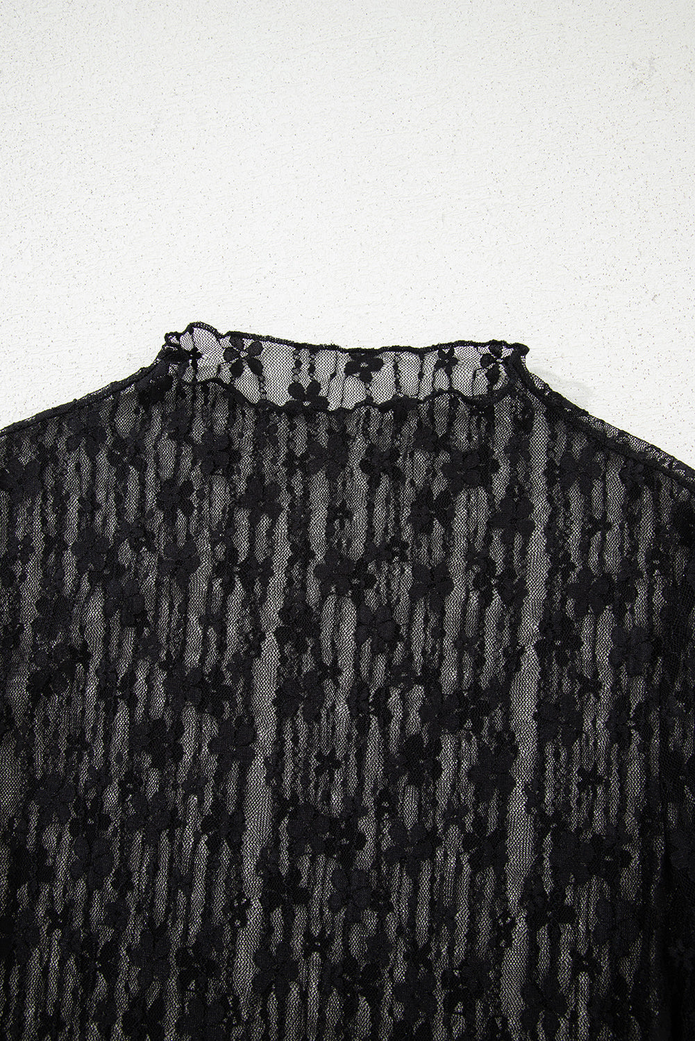 Top ajustado de manga larga con encaje floral transparente negro