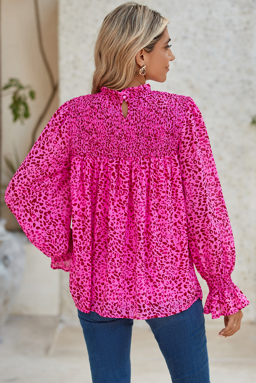 Blusa holgada con mangas abullonadas y fruncido de leopardo rosa