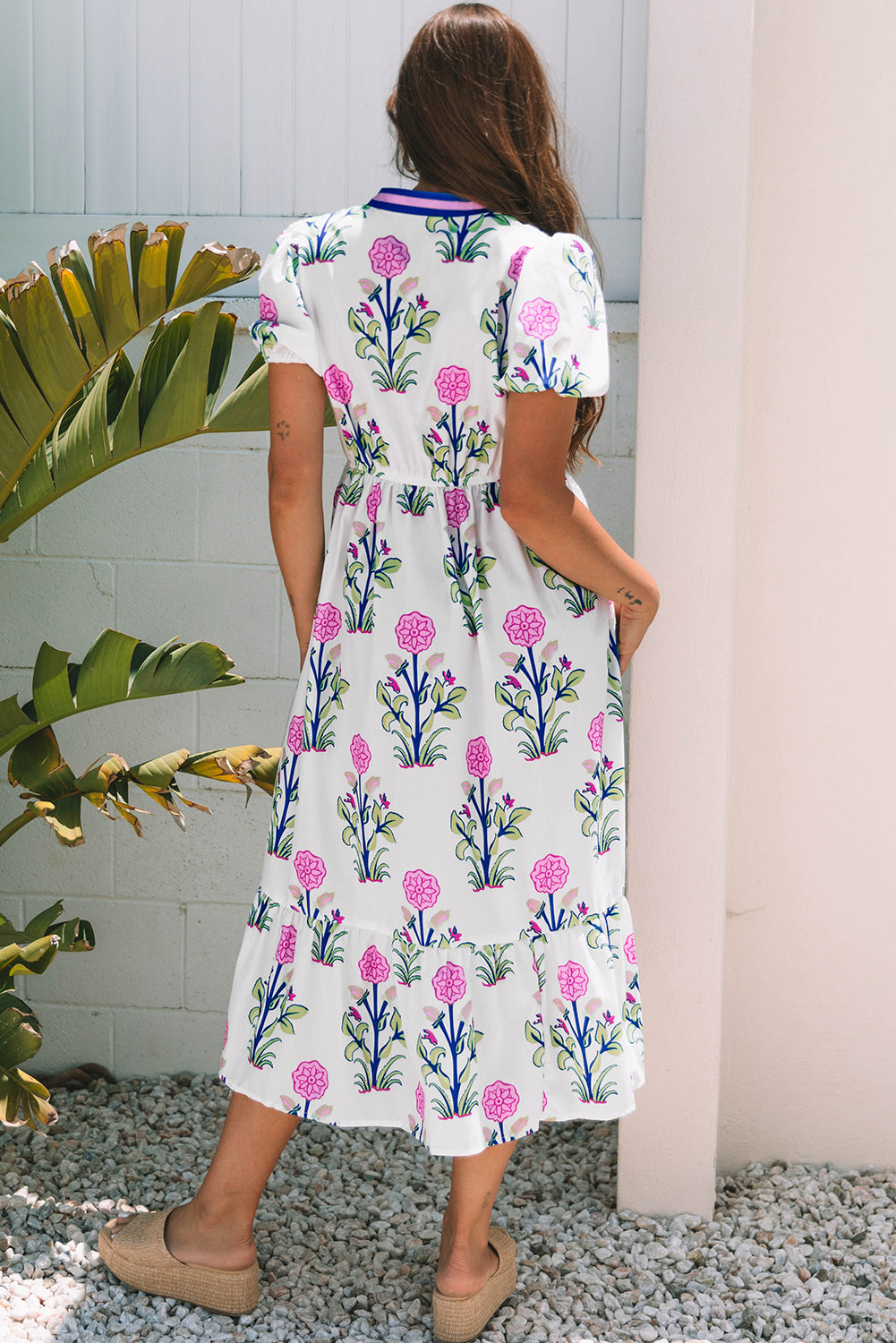 Vestido largo azul cielo con estampado floral, mangas cortas abullonadas, escote en V y cintura alta