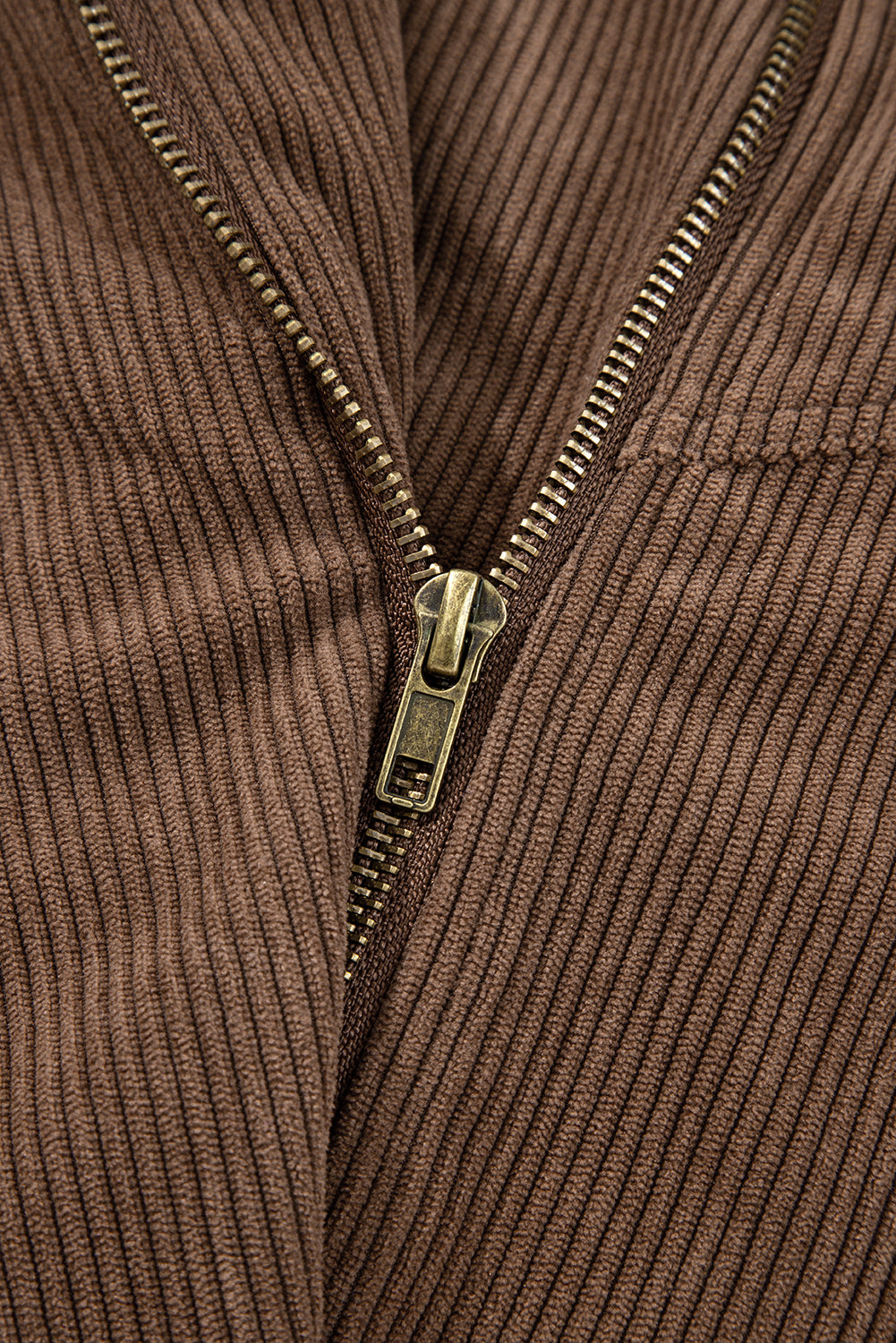 Chaqueta de pana con cuello de solapa, cremallera y botones color caqui oscuro