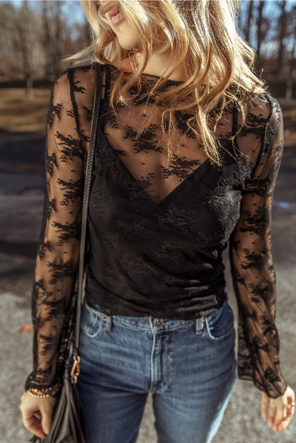 Blusa de manga larga ajustada con empalme de crochet y malla de encaje negro