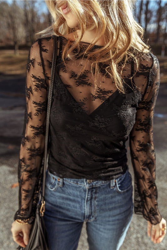 Blusa de manga larga ajustada con empalme de crochet y malla de encaje negro