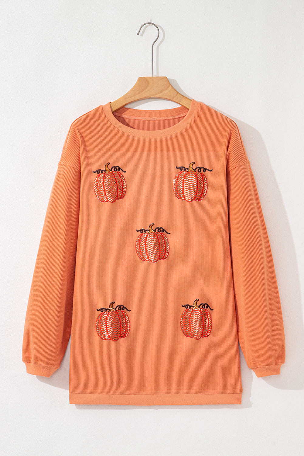 Esta sudadera con cordón con un estampado de calabaza con lentejuelas.