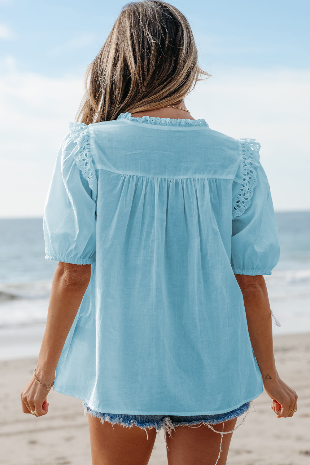 Blusa de manga corta abullonada con cuello anudado y encaje bordado blanco