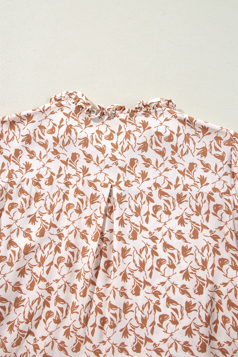 Camisa con mangas abullonadas, detalle de encaje y estampado floral amarillo