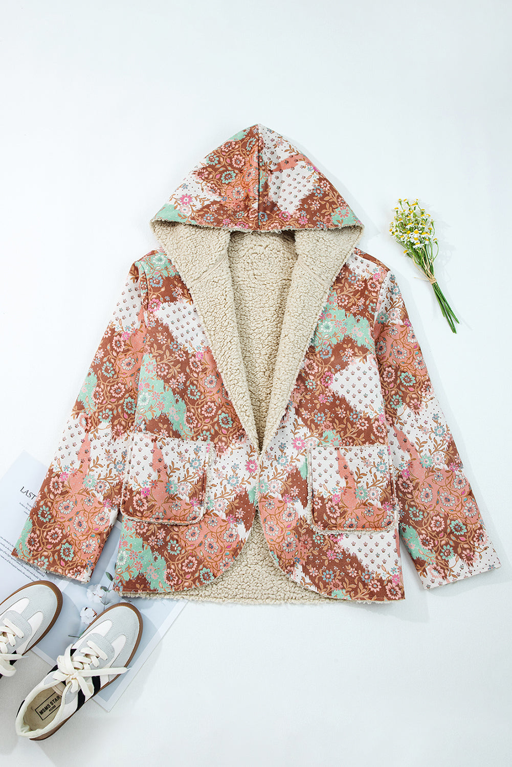 Chaqueta con capucha y forro de sherpa con estampado floral vintage de cachemira en beige