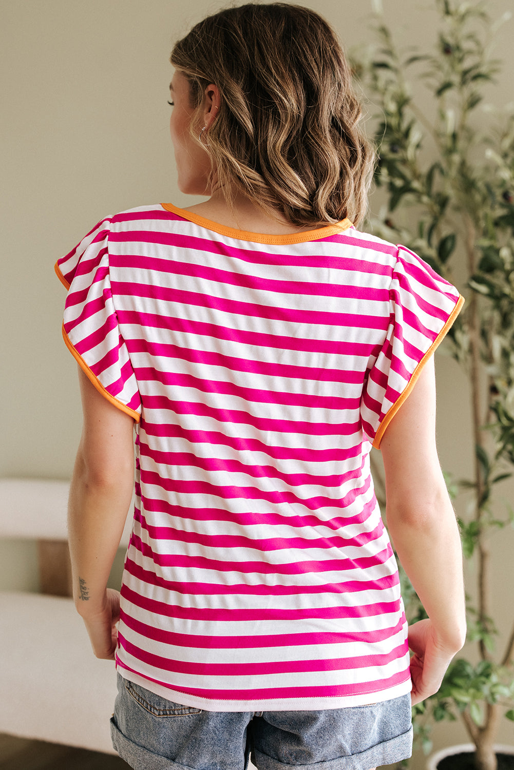 Blusa de cuello redondo con mangas con volantes y rayas de color rojo rosa