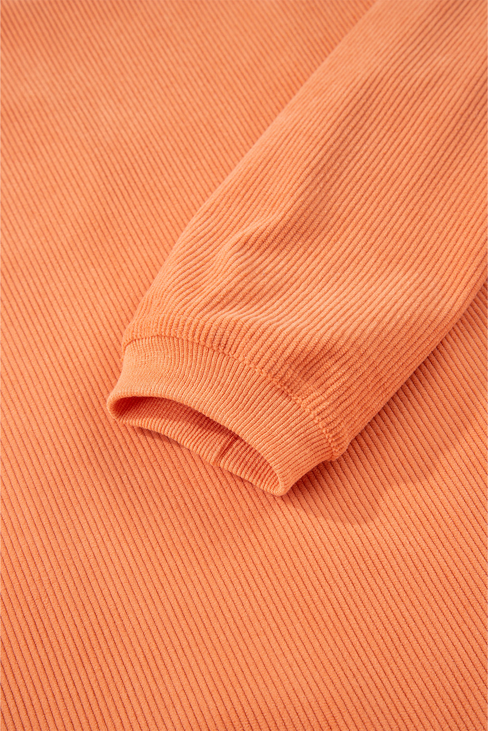 Esta sudadera con cordón con un estampado de calabaza con lentejuelas.