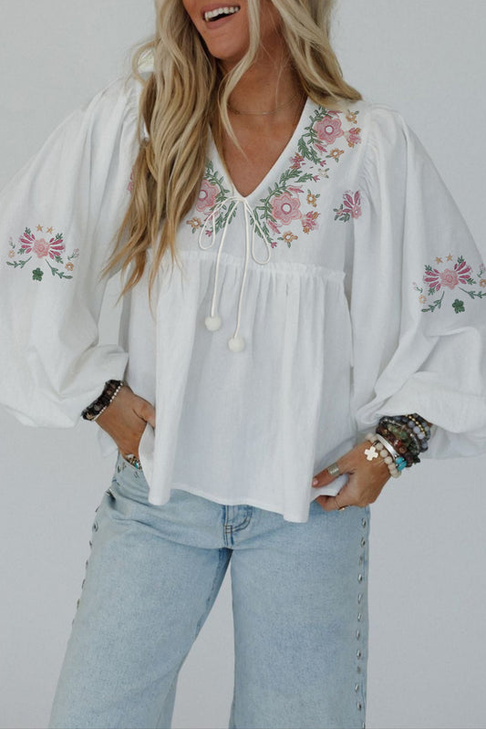 Blusa babydoll holgada con cuello en V y cordones de flores blancas