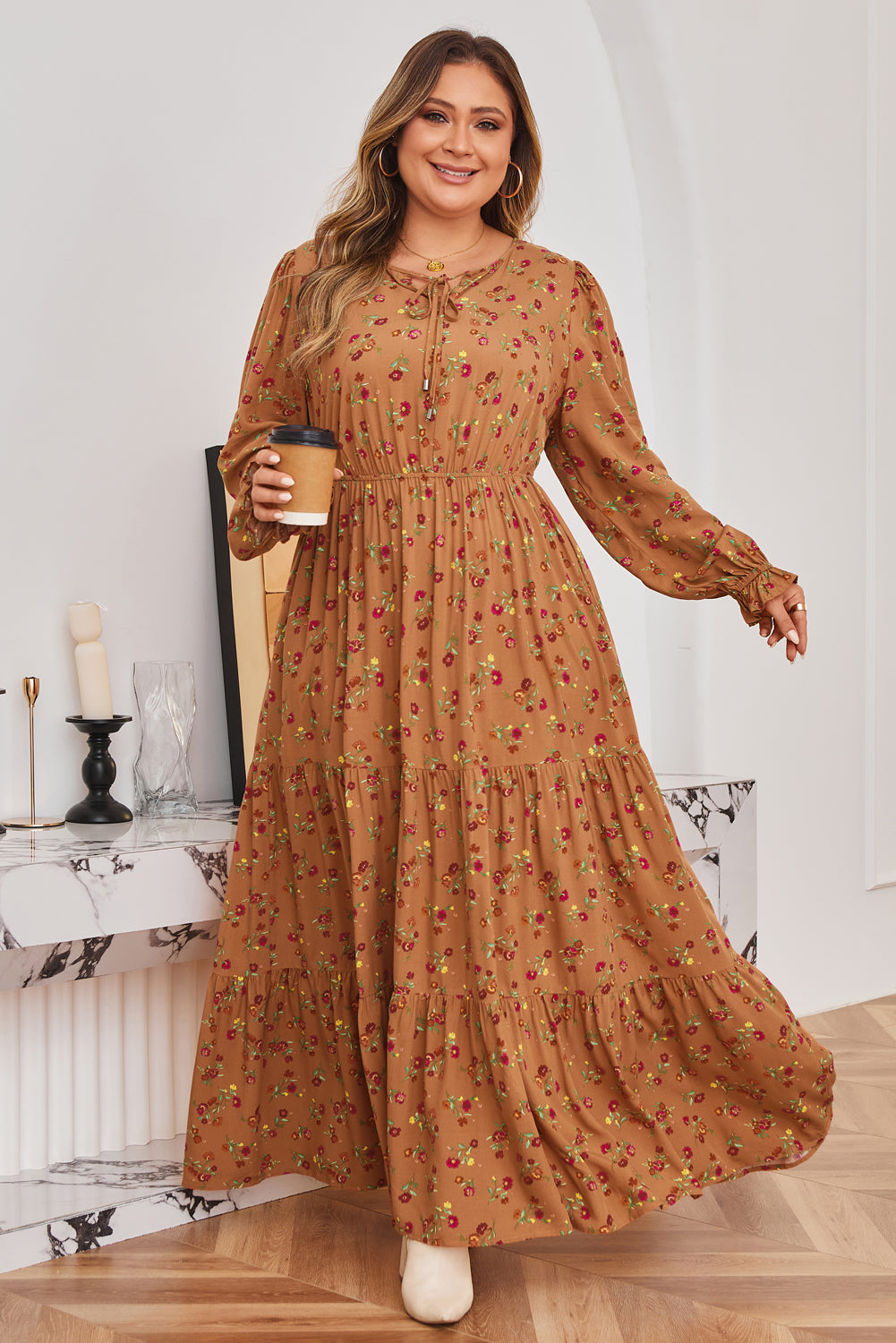 Vestido largo marrón con estampado floral, escote en V dividido, mangas con volantes y capas, talla grande