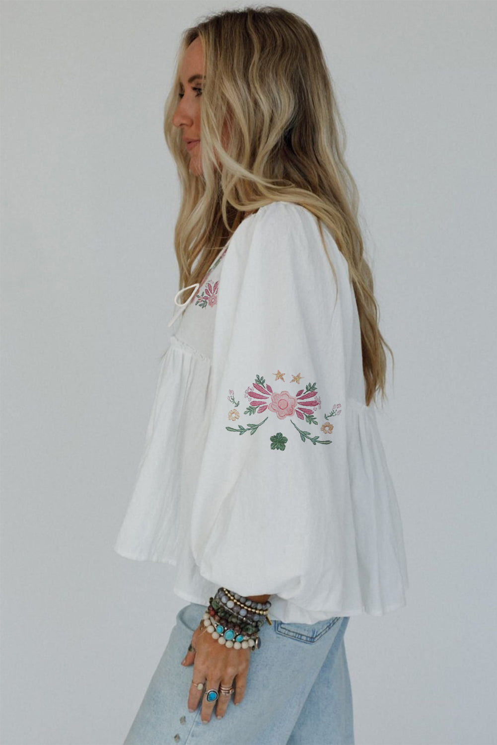 Blusa babydoll holgada con cuello en V y cordones de flores blancas