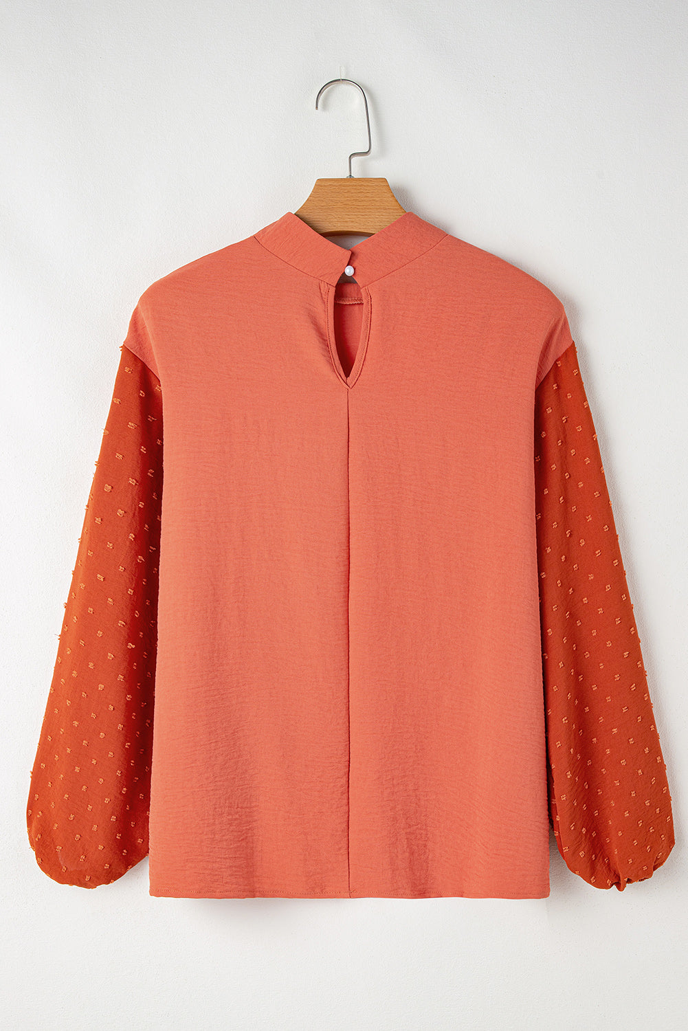 Blusa arrugada con patchwork y mangas abullonadas de lunares suizos de color naranja rojizo