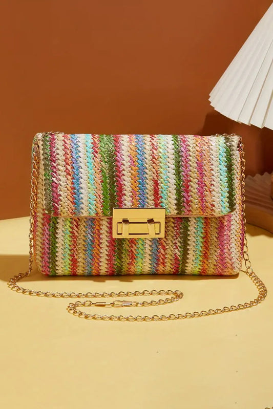 Bolso de hombro bohemio con cadena dorada tejida en color rosa fresa