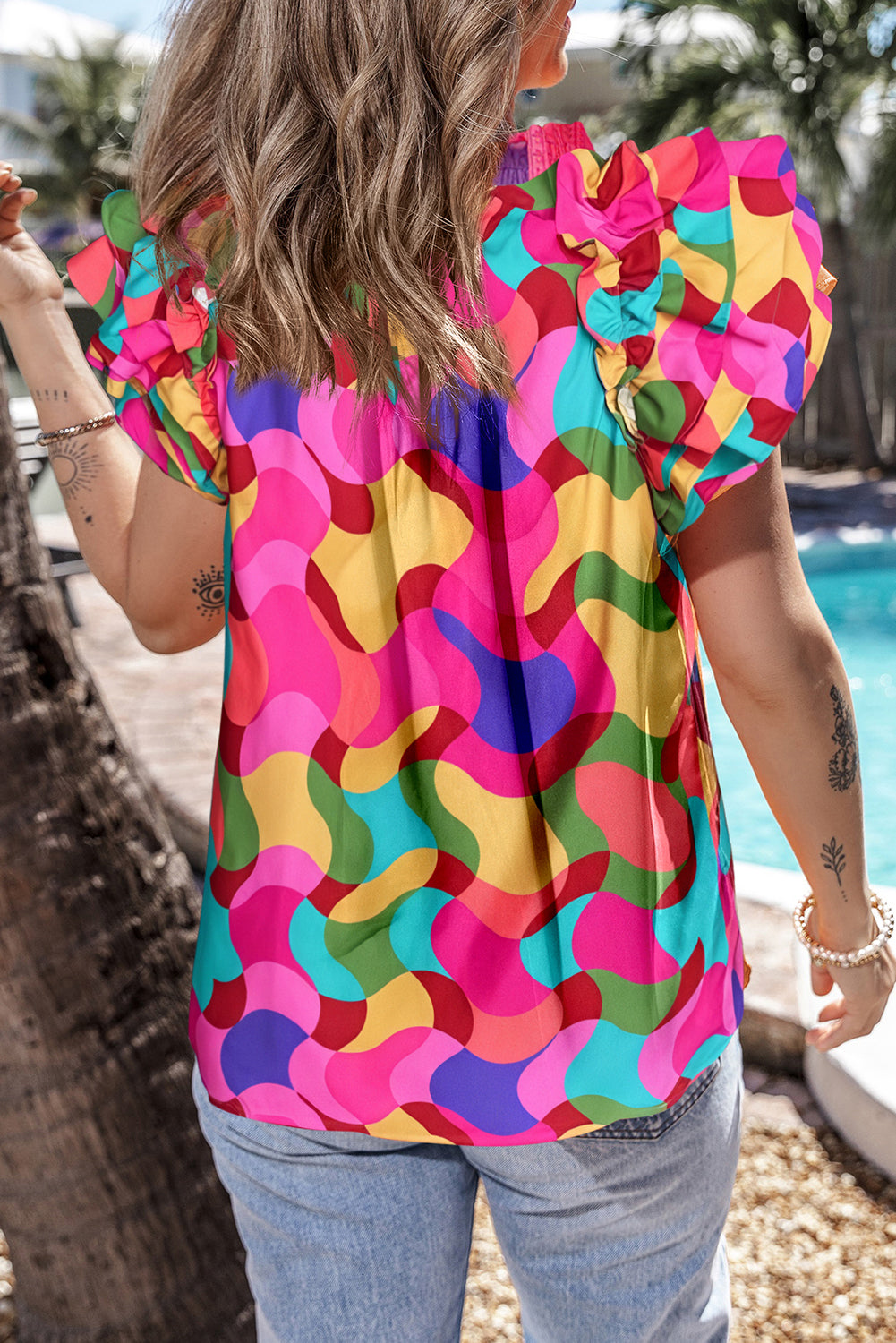 Top con estampado ondulado, cuello halter, mangas con volantes dramáticos en rojo rosa