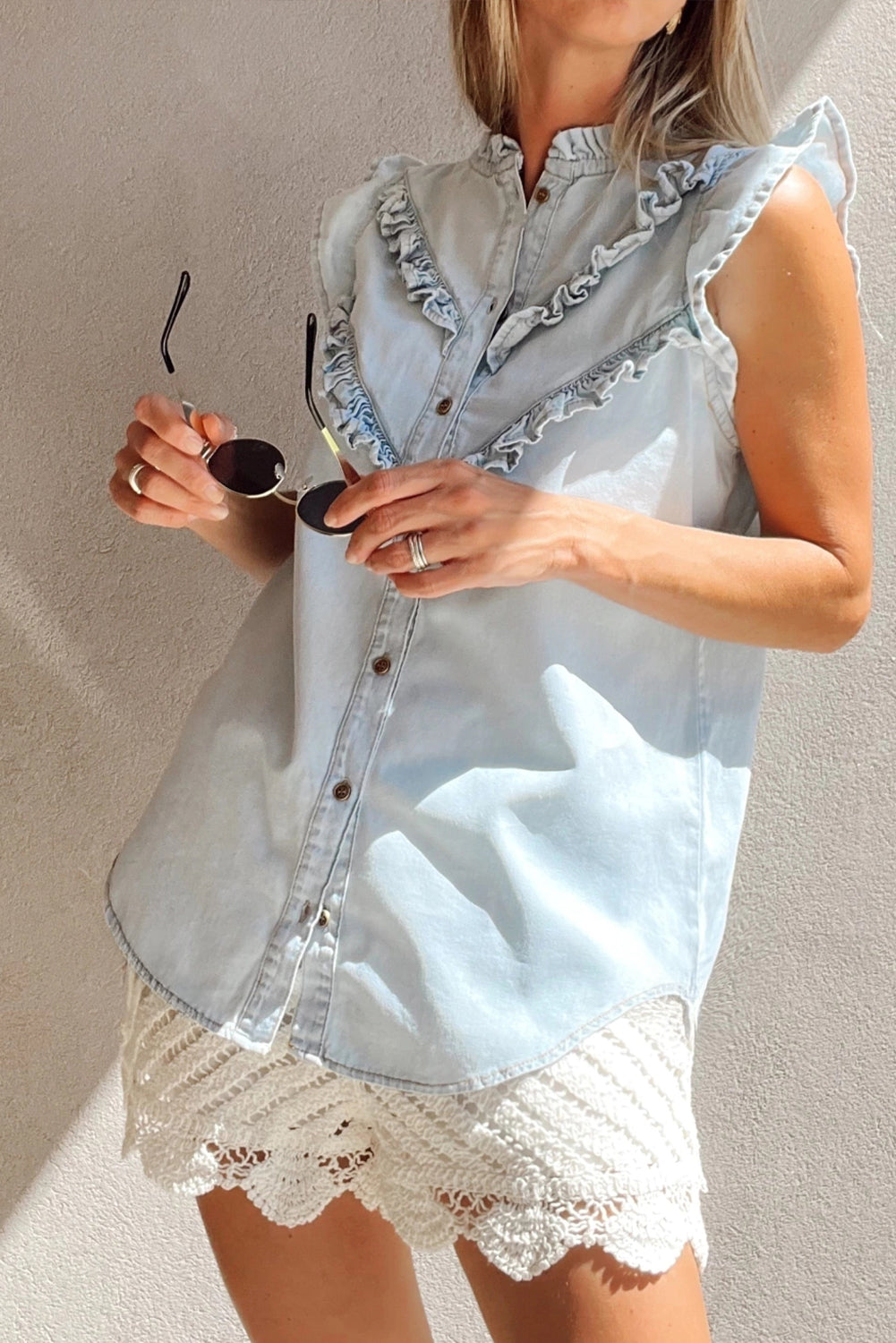 Camisa vaquera con botones y volantes en lavado mineral azul Beau