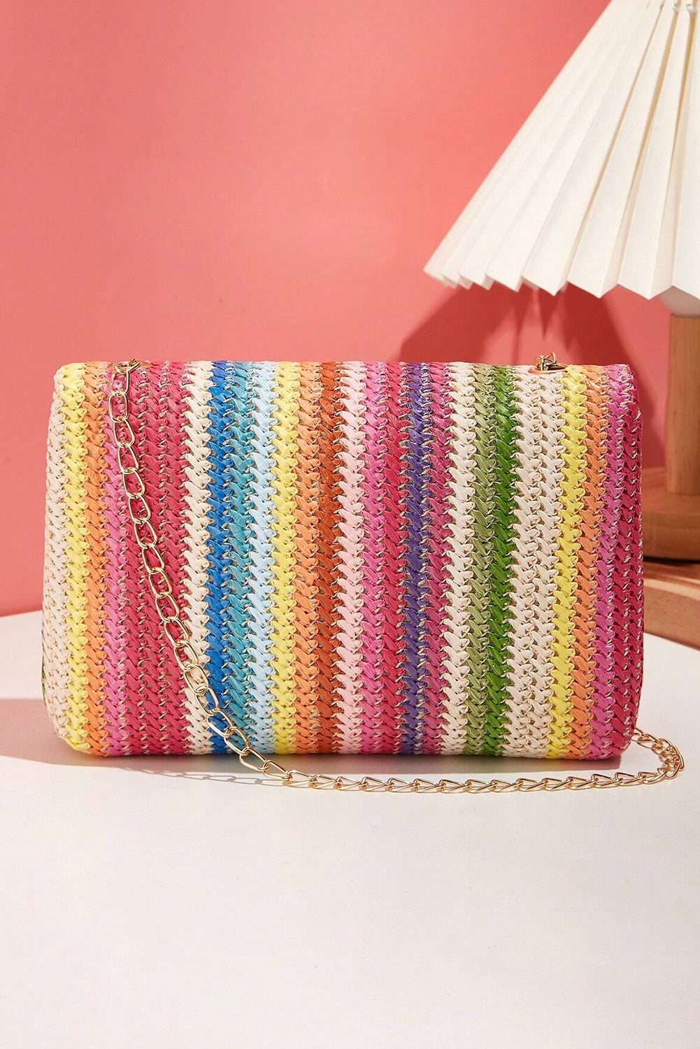 Bolso con la brillante correa de cadena dorada.