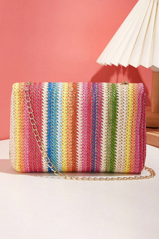 Bolso con la brillante correa de cadena dorada.