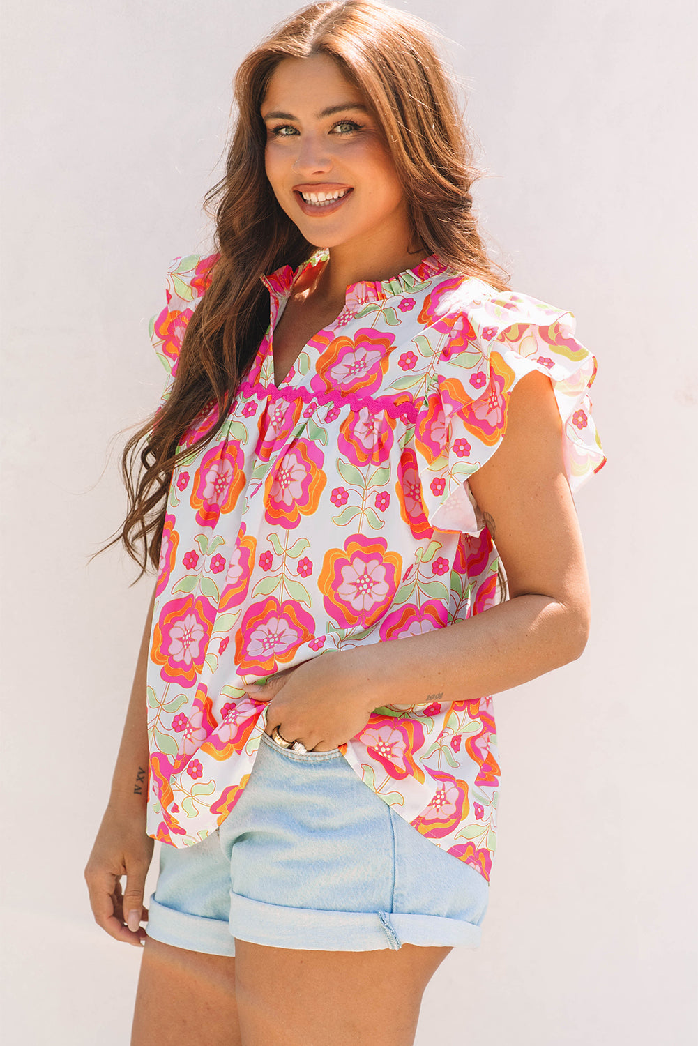 Blusa holgada con cuello dividido, mangas con volantes y ribete de ...