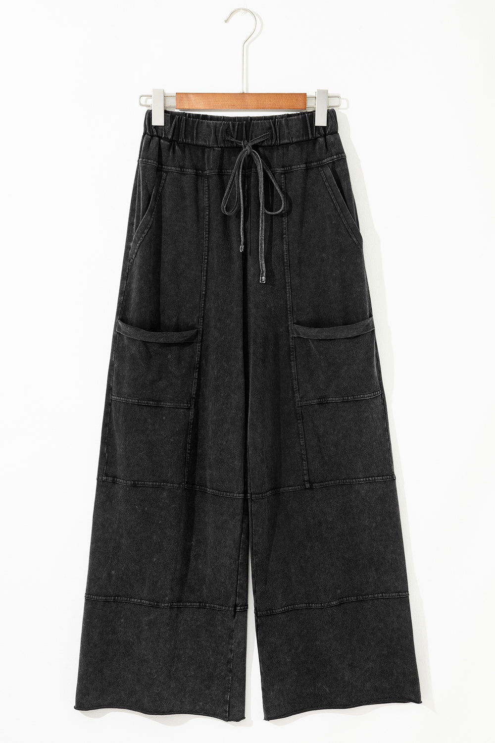 Pantalones cargo anchos con lavado mineral negro y costuras expuestas