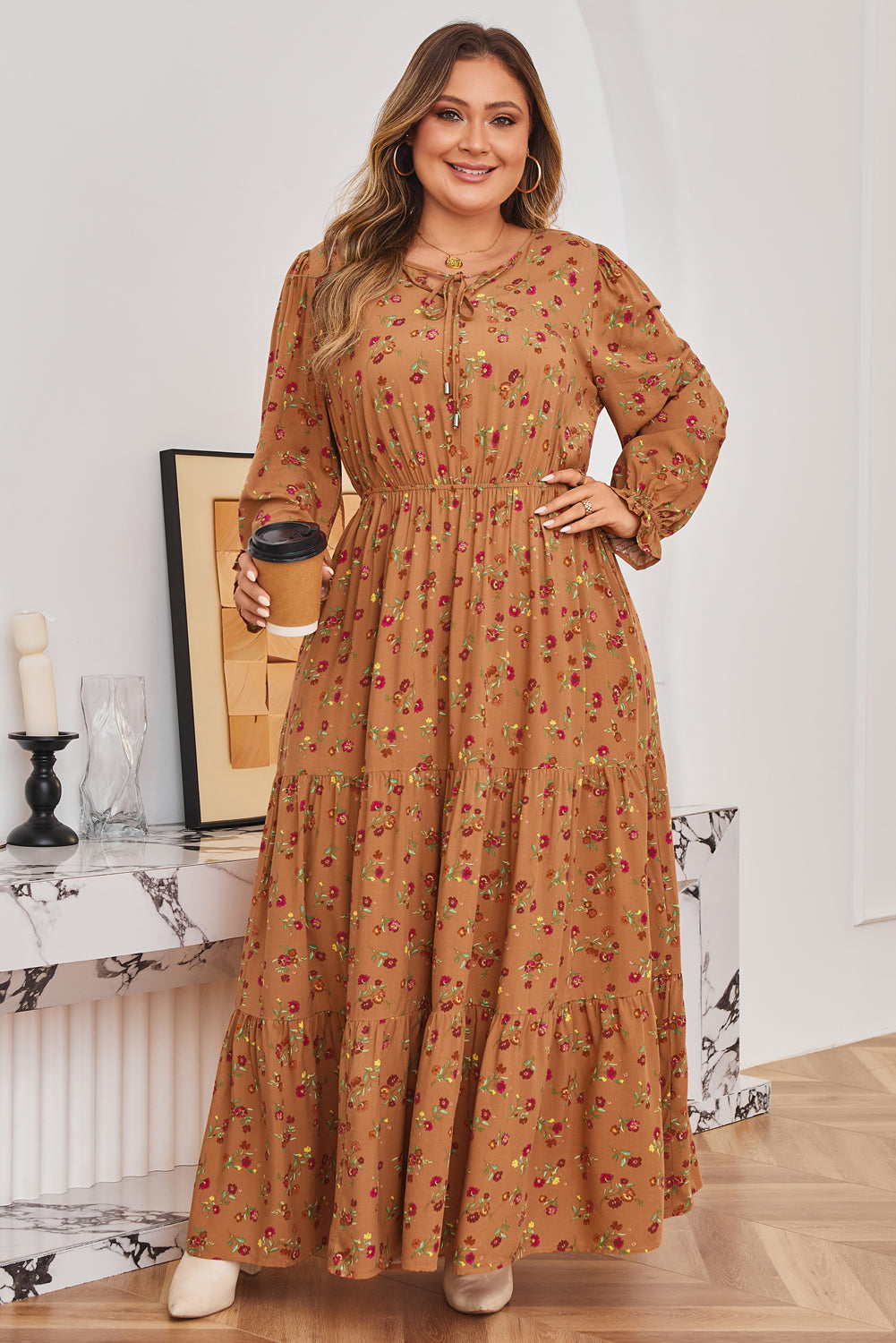 Vestido largo marrón con estampado floral, escote en V dividido, mangas con volantes y capas, talla grande