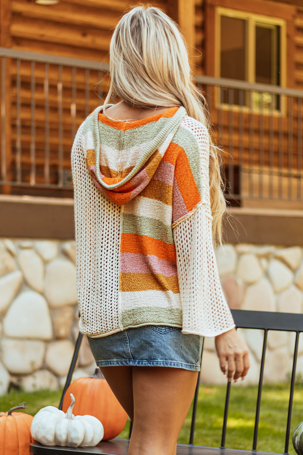 Suéter beige extragrande con capucha y cuello en V y bloques de color