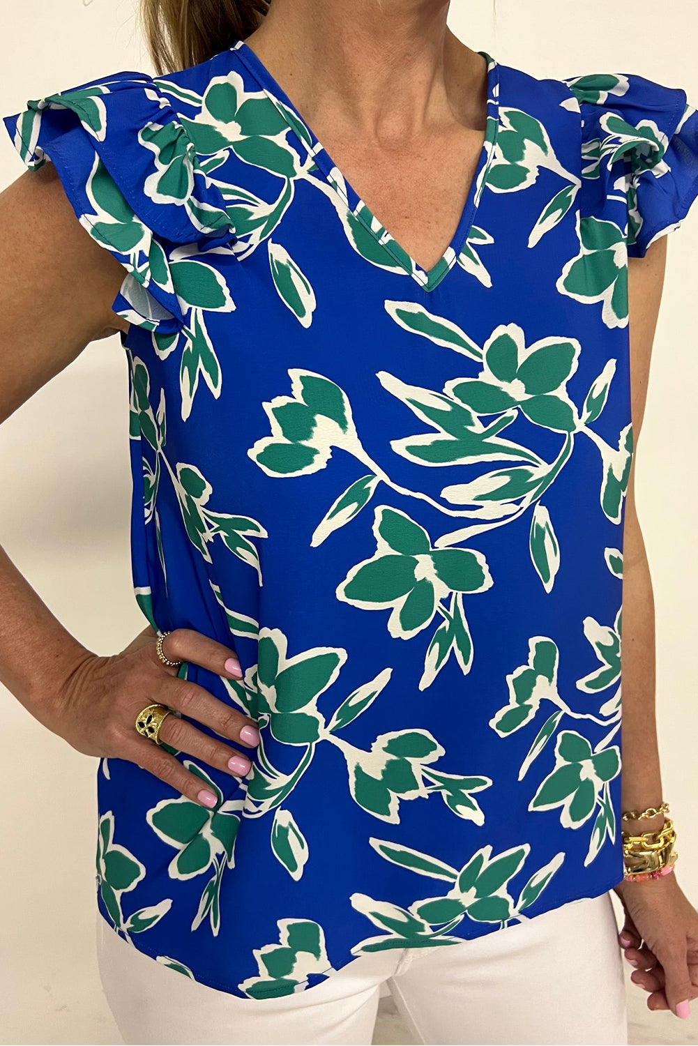 Blusa azul de manga corta con volantes, cuello en V y estampado floral